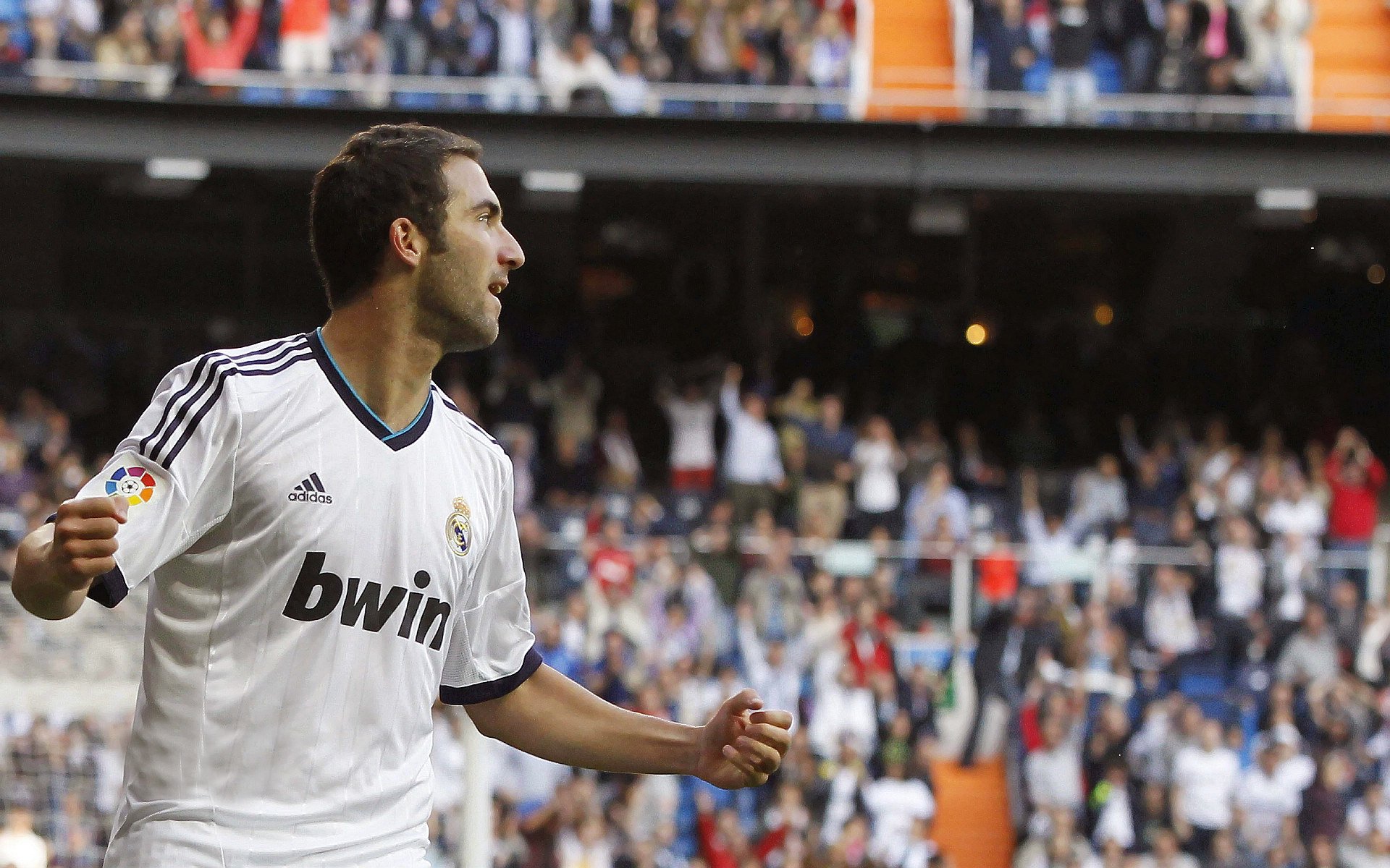 阿斯顿维拉主场3-2险胜布伦特福德，进攻端火力全开，阿斯顿维拉对布伦特福德比分预测